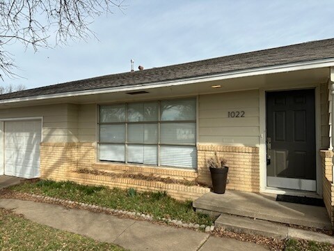 Building Photo - 1022 W Thompson Ave