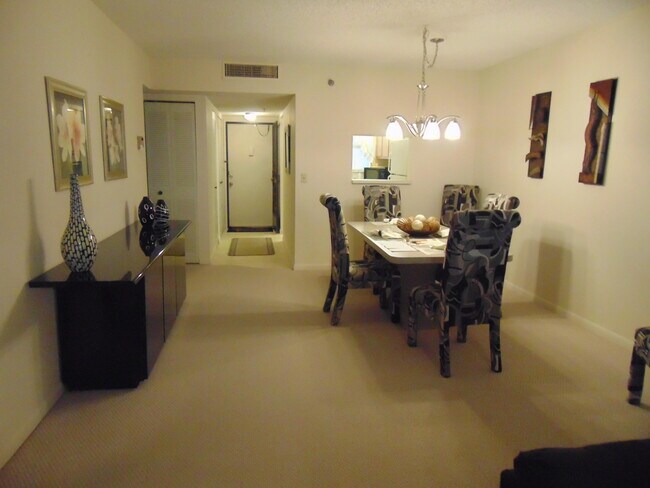 Foto del edificio - 4640 Lucerne Lakes Blvd