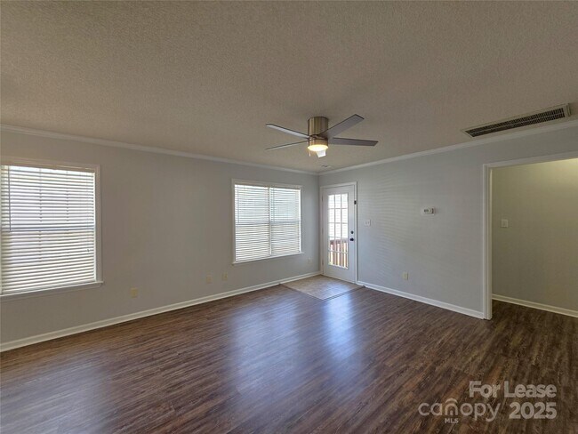 Foto del edificio - 5940 Crape Myrtle Ln