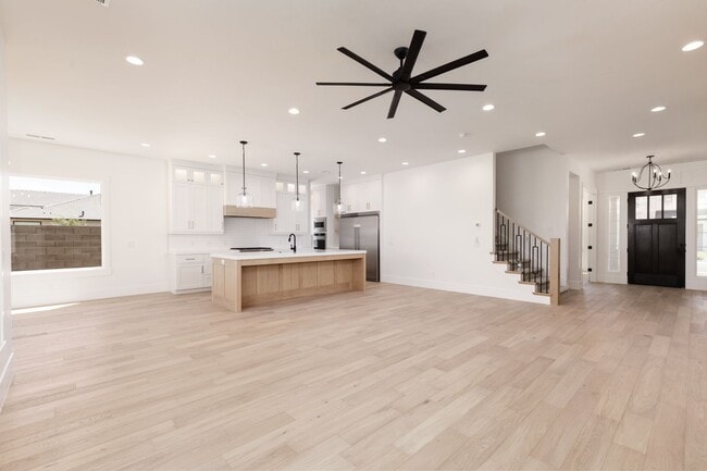 Building Photo - Stunning 5 bed 4 bath with RV Garage