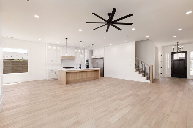 Foto del edificio - Stunning 5 bed 4 bath with RV Garage