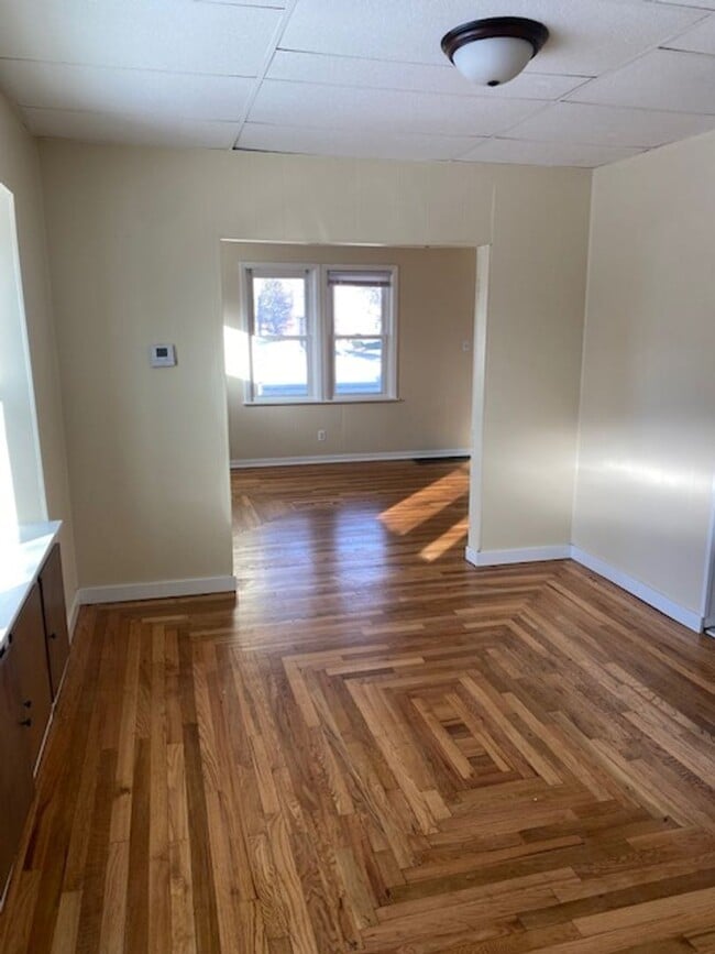 Foto del edificio - Spacious and beautifully remodeled 5 bed 2 bathroom home