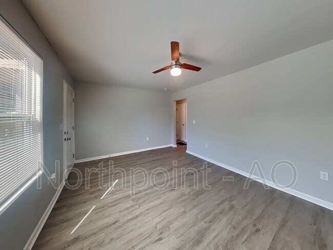 Foto del edificio - 1368 Alverado Way