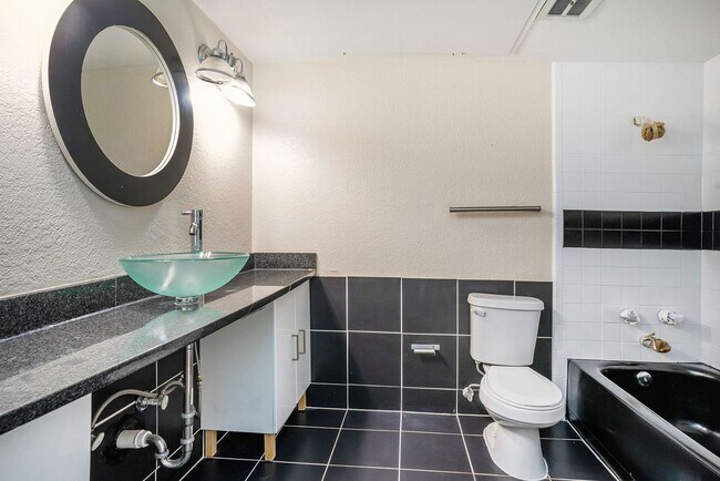 Building Photo - Charming 1-Bedroom Condo Near Uptown Dallas