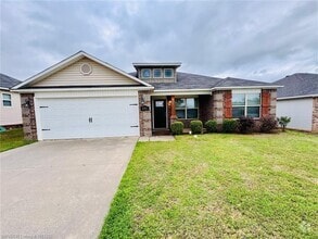 Building Photo - 204 Legacy Dr
