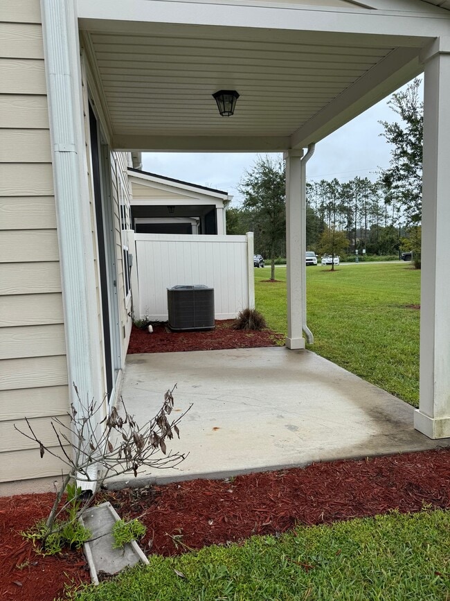 Building Photo - Townhome in St. Johns