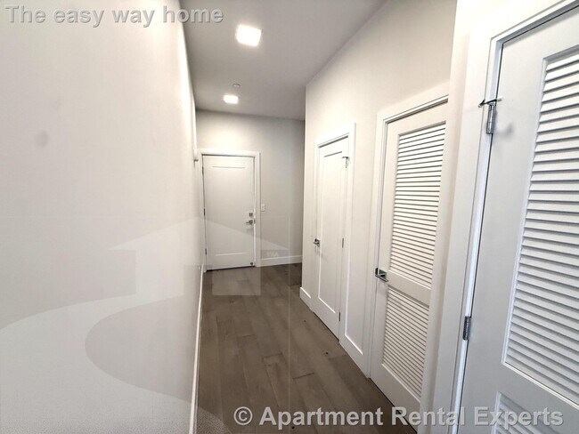 Building Photo - 24 Rush St