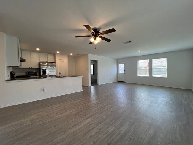 Foto del edificio - NEWER 4BDRM HOME IN LONDON ISD!