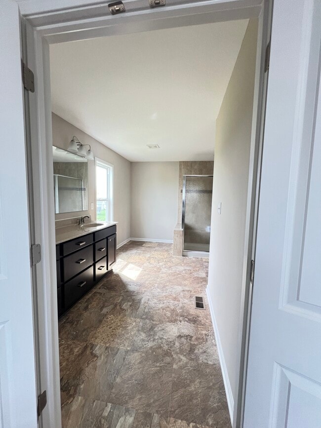 Building Photo - 2418 Silver Rose Dr