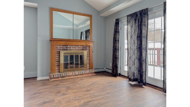 Foto del edificio - 3bed/3bath Renovated Townhome with Garage (Heat Included)