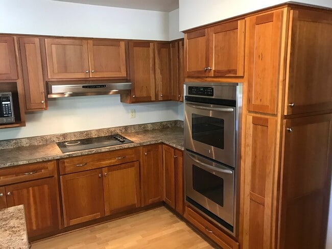 Foto del edificio - Large 5 bed 3 bath family home with two separate kitchens! Close to Augustana!