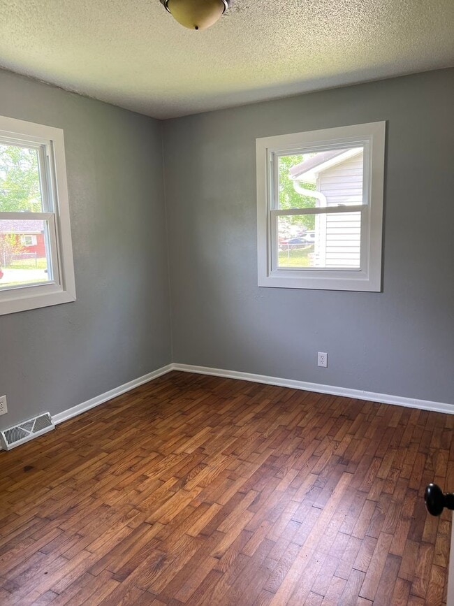 Foto del edificio - Simple Home in East Springfield