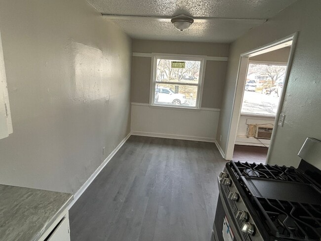 Building Photo - 3 Bedroom!