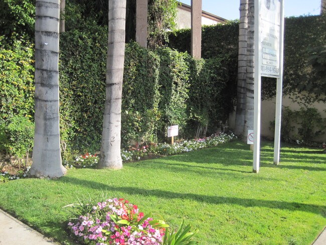 Foto del edificio - 14919 Sherman Way