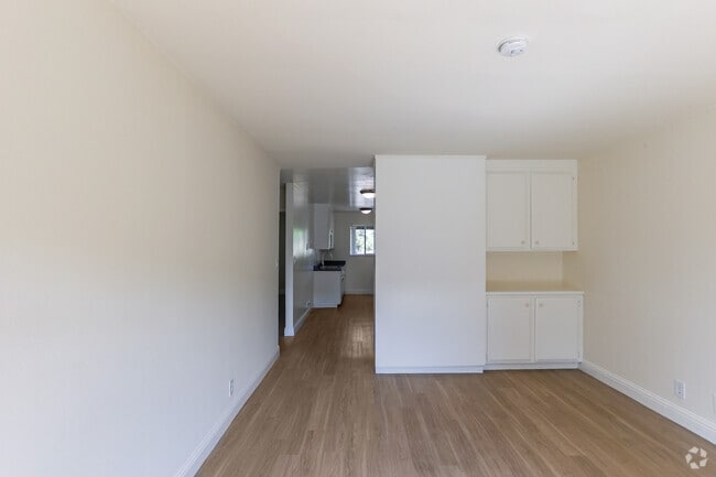 2 habitaciones, 1 baño - 824 pies cuadrados - Sala de estar - Bonnie Terrace Apartments