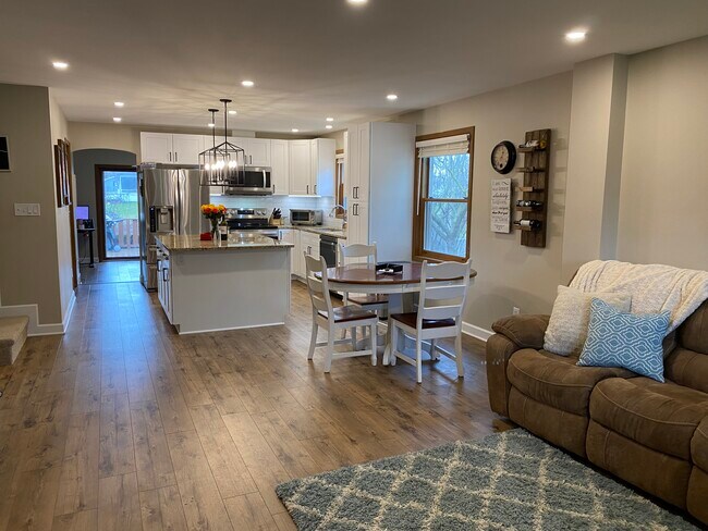 Living Room & Kitchen - 637 W Briarknoll Ct