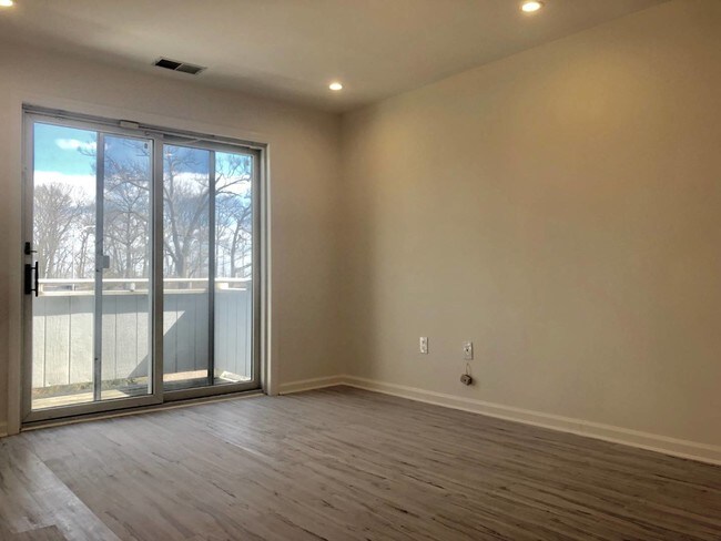 Building Photo - 241-74 Oak Park Dr