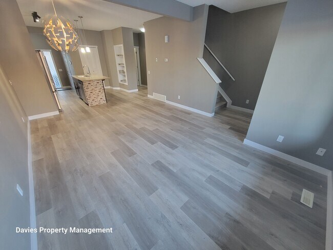 Photo du bâtiment - 8209-8217 217 St NW