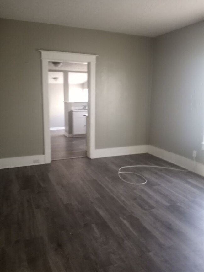 Building Photo - Now available !! Cute 3 bed 2 bth bungalow