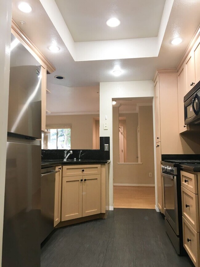 Building Photo - Must See! Stunning 2 Bedroom 2 Bath Condo ...