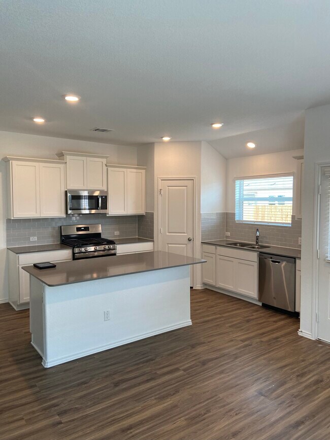 Kitchen - 325 Arnage Dr