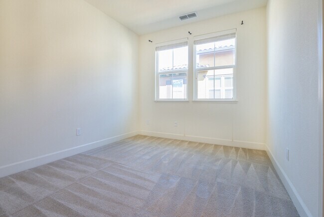 Building Photo - 483 La Scena Pl
