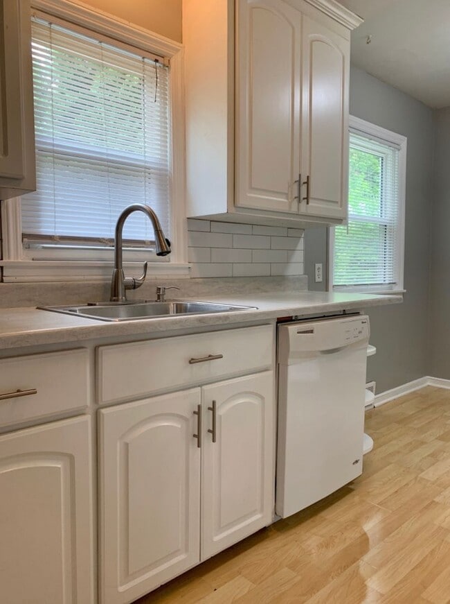 Building Photo - Spacious 4 Bedroom 1 Bath house in Crystal!!