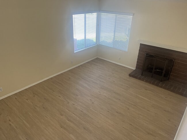 Building Photo - 489 Mariposa Dr