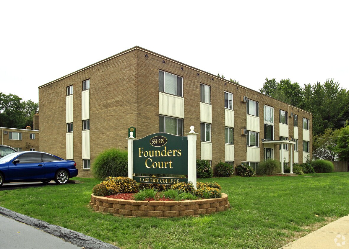 Founder's Court Apartments in Painesville, OH