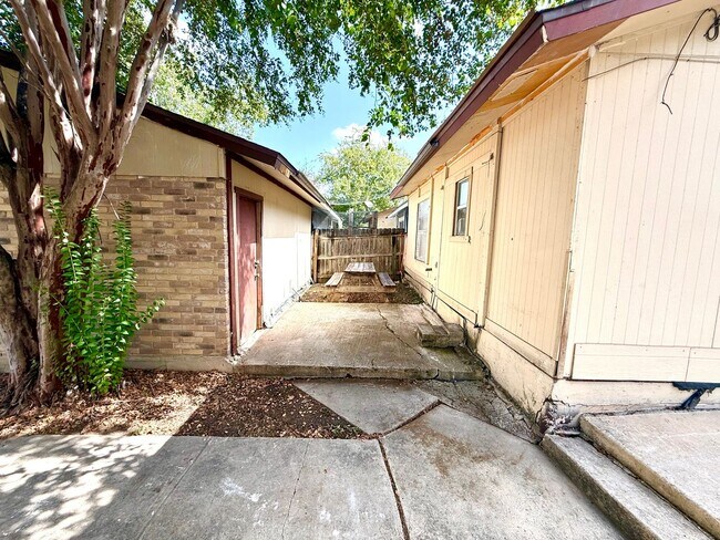 Foto del edificio - 7806 Winsford Dr
