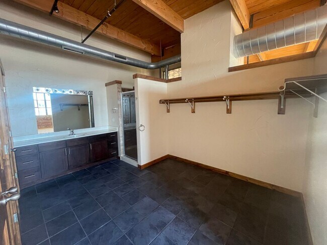 Foto del edificio - Large One Bedroom One bath Loft Apartment available Now!