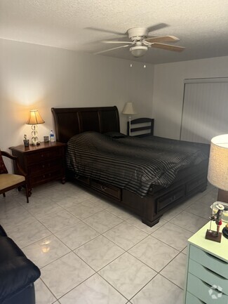 Building Photo - 10773 Lazy Lake Dr