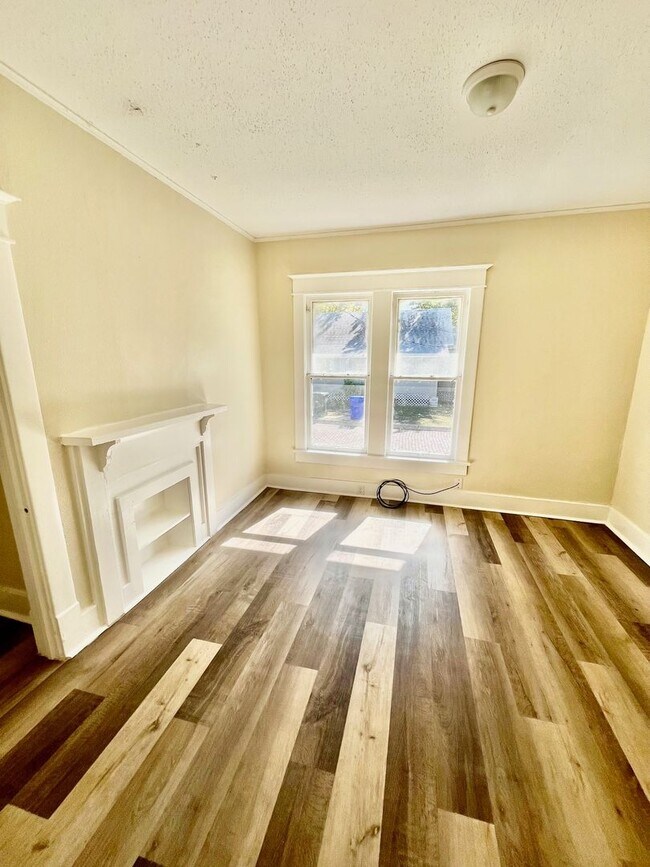 Building Photo - 211 S Cornelia Ave