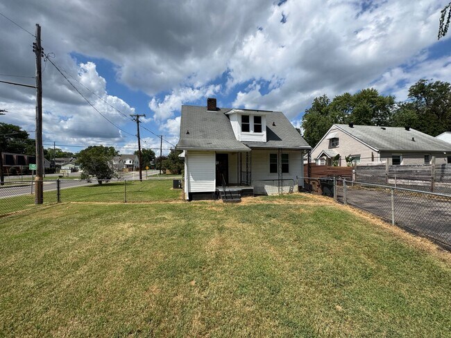 Foto del edificio - FOR LEASE- SINGLE-FAMILY HOME NEAR SYLVAN PARK!