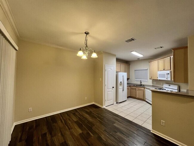 Foto del edificio - 16032 Limestone Lake Dr