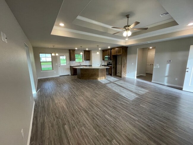 Building Photo - Beautiful 3/2 home in convenient location
