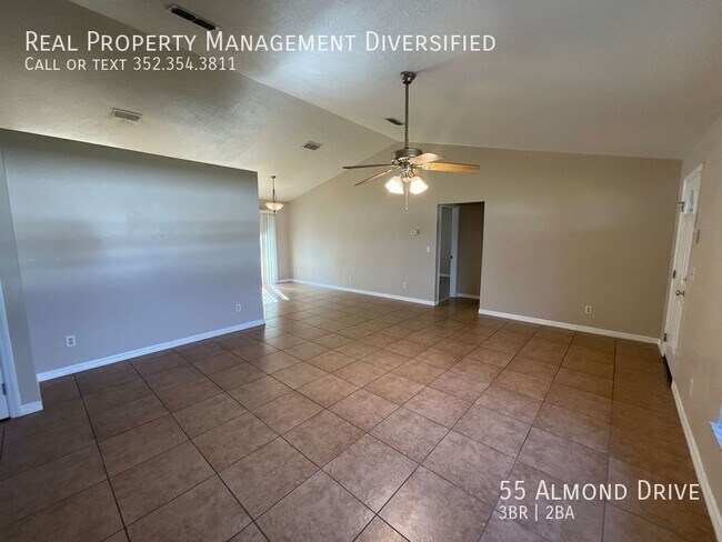 Foto del edificio - 55 Almond Dr