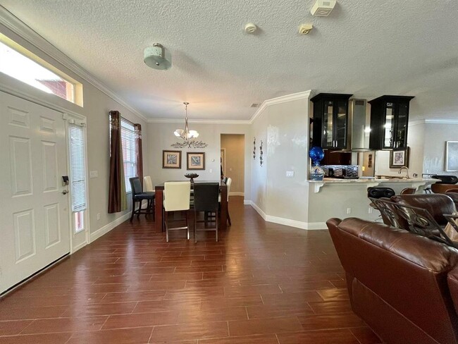 Foto del edificio - 907 Wildflower Rd