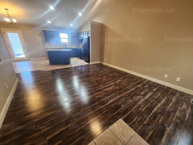 Foto del edificio - $1,850- 4 bedroom / 3 bathrooms - Beautiful and Large Home! *COMING SOON*