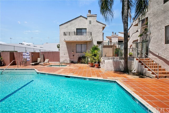 Foto del edificio - 8221 Langdon Ave
