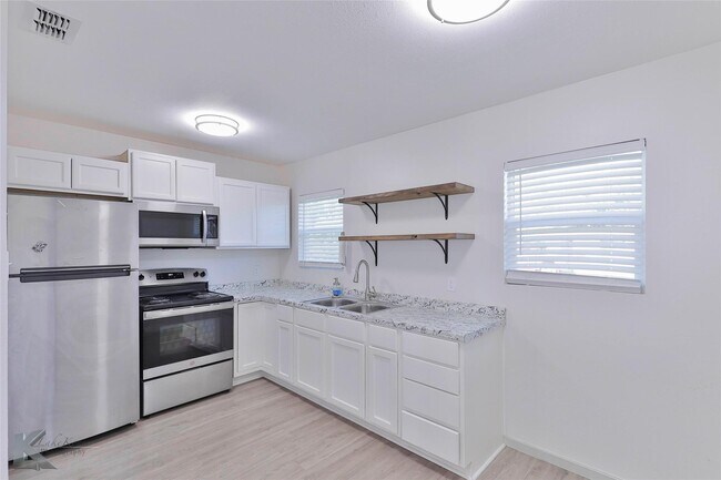 Building Photo - 1337 S La Salle Dr