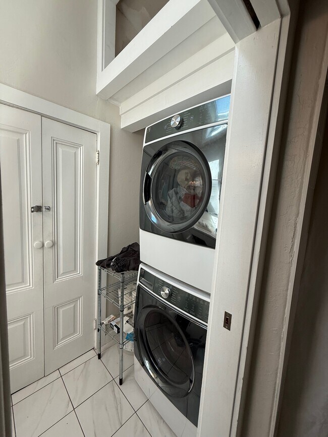 Nueva lavadora/secadora - 2609 Dana St