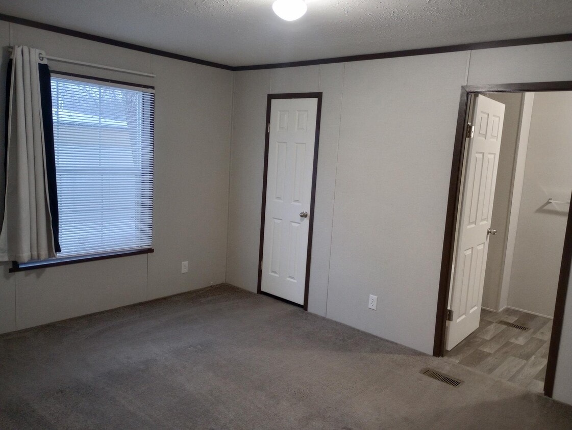 Building Photo - 2701 Huizenga St