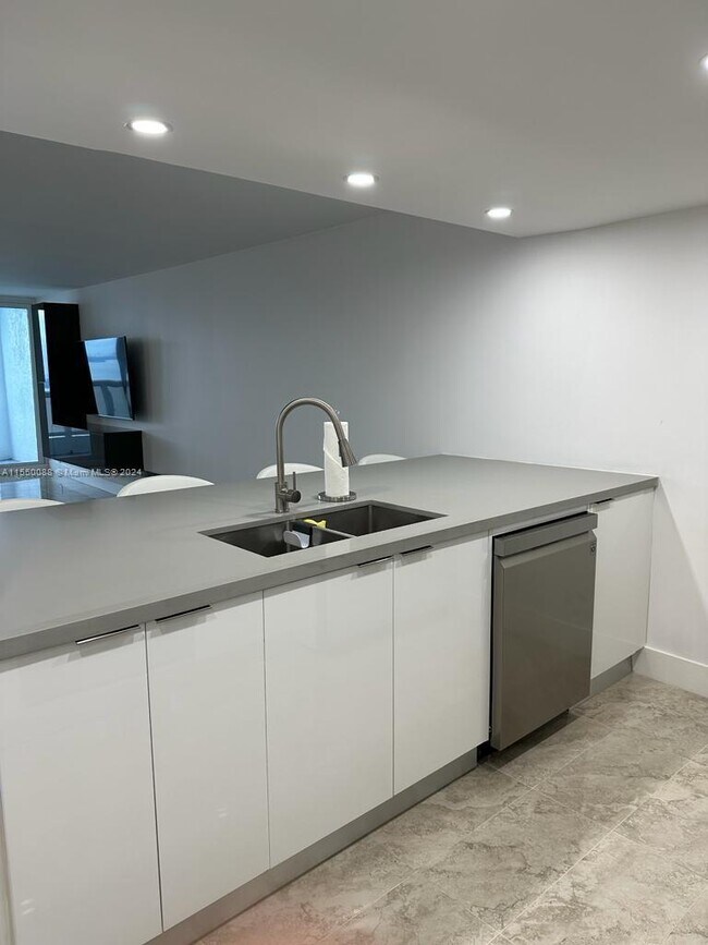 Foto del edificio - 1717 N Bayshore Dr