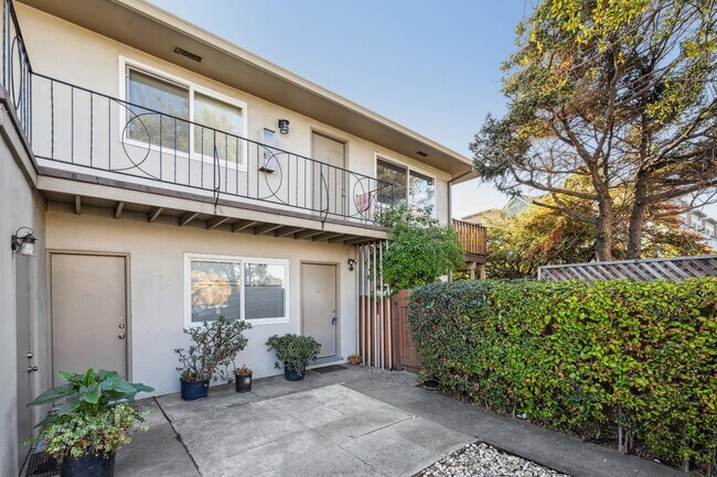 Building Photo - 900 Toyon Dr