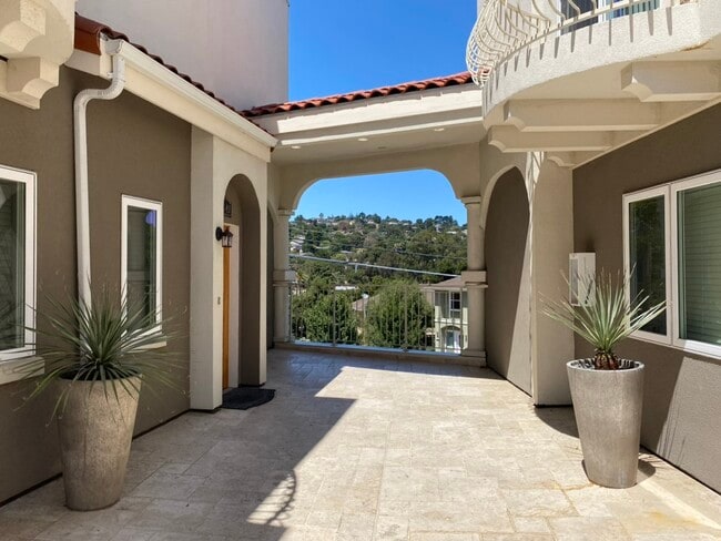 Building Photo - 2149 Carlmont Dr