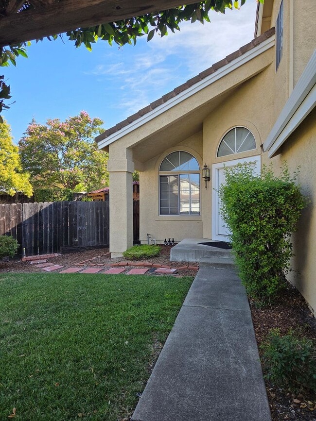 Building Photo - Spacious Laurel Creek Home