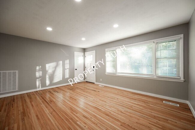 Foto del edificio - 205 Hilltop Dr