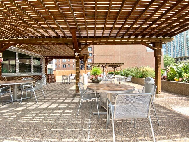 Foto del edificio - 555 W Cornelia Ave