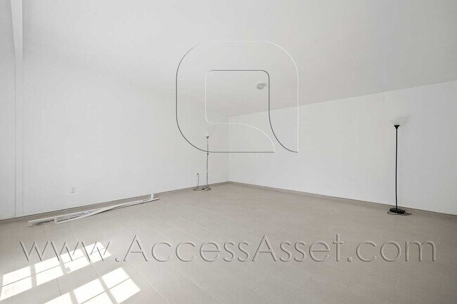 Foto del edificio - Spacious 3-Bedroom Torrance Home with Private Yard & Modern Interior
